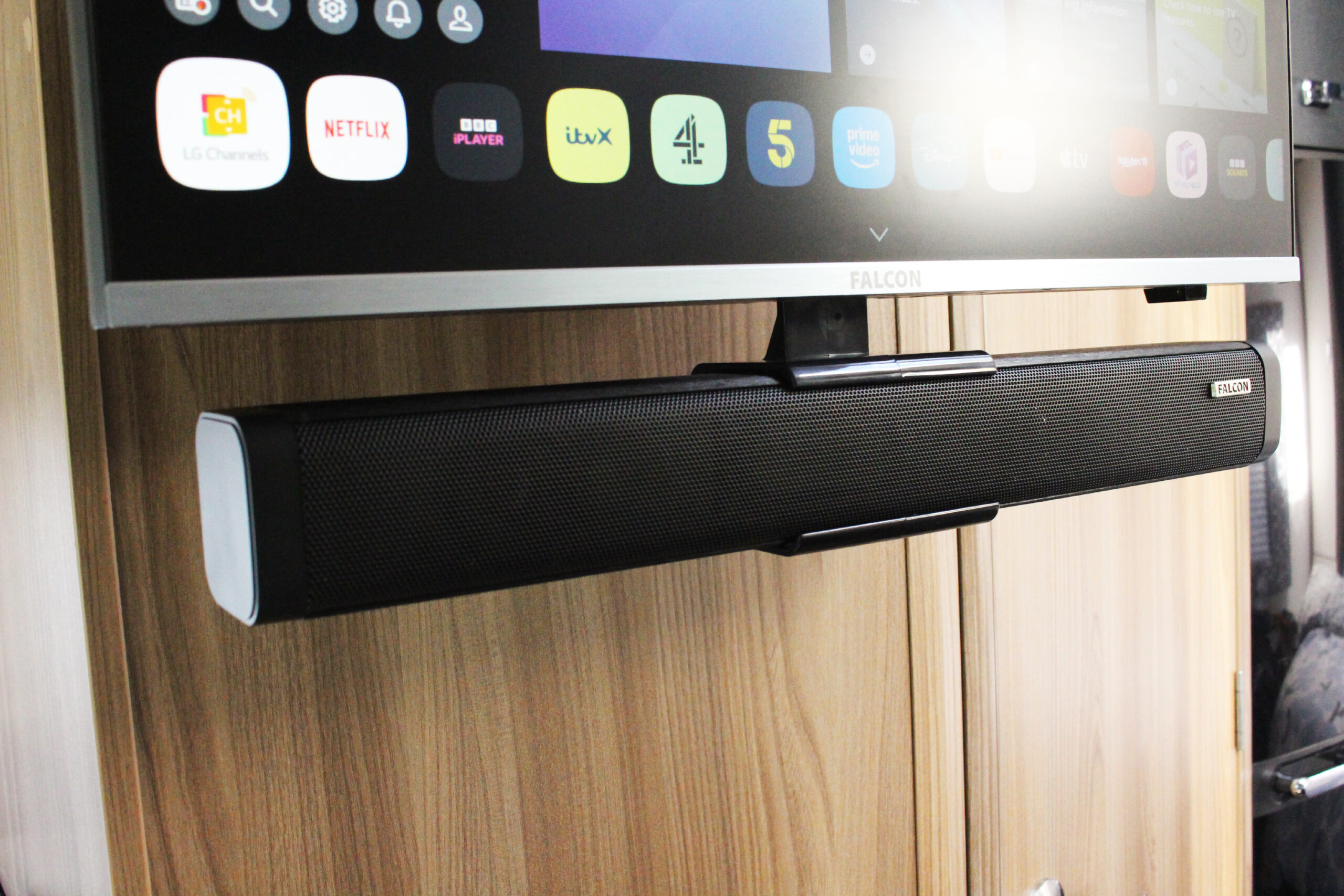 SB05 Soundbar Under TV 3